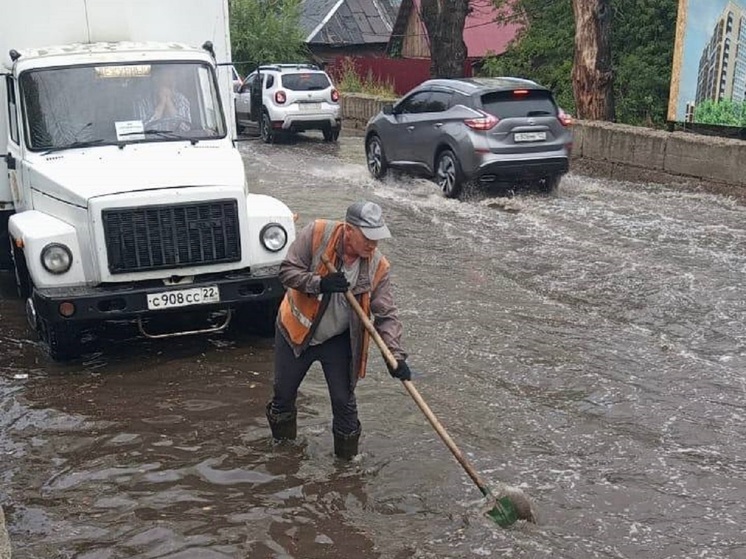 В Барнауле ливень затопил несколько улиц