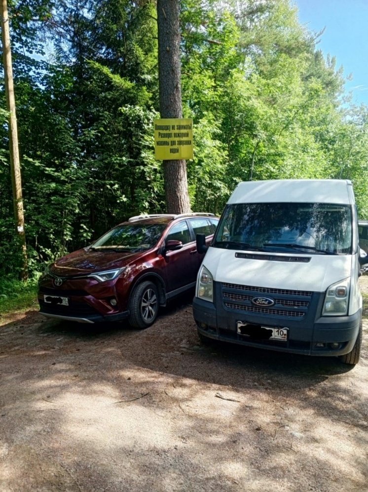 В Карелии спасатели просят автомобилистов не блокировать места заправки пожарных машин