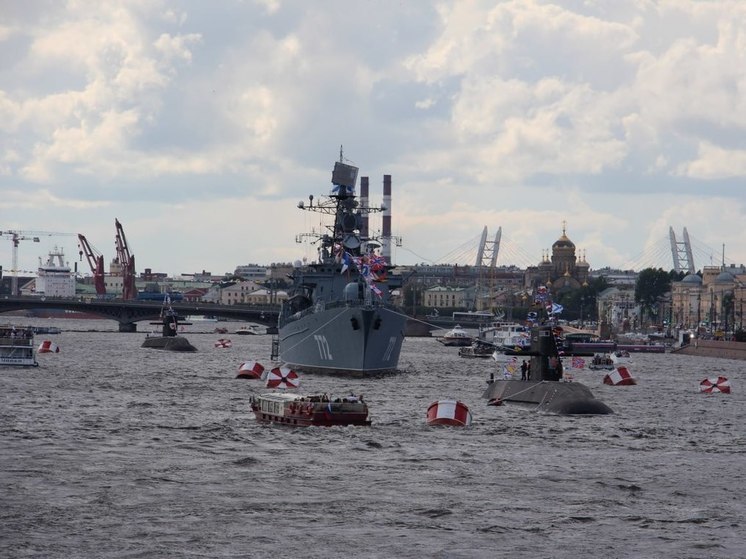 Репетиция парада ко Дню ВМФ в Петербурге прошла под дождем