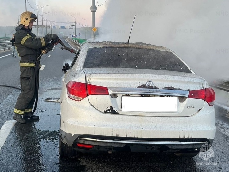 На мосту в Калуге загорелся автомобиль