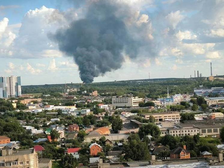 В Соколовке на окраине Рязани загорелся ангар с прессованной бумагой