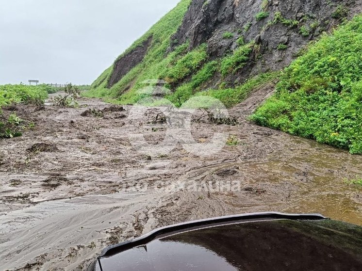 Сель блокировал дорогу в Холмском районе