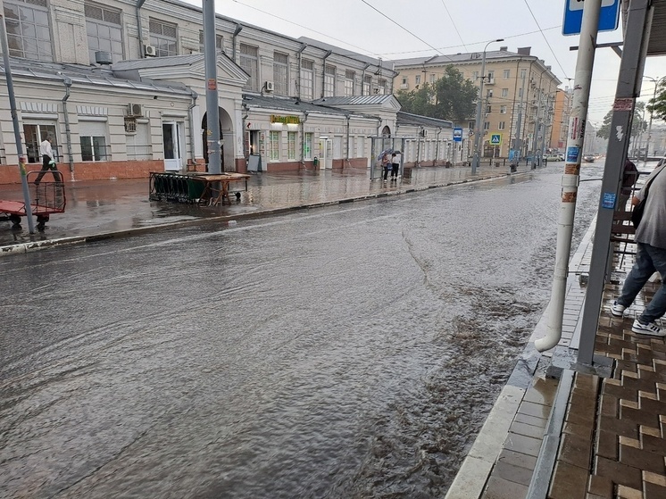 В Ростове из-за сильного дождя затопило Соборную площадь