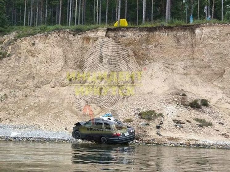 В Большом Голоустном с обрыва упала машина с ребёнком в салоне