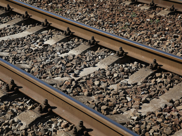 Женщина и мужчина попали под поезд в Подмосковье