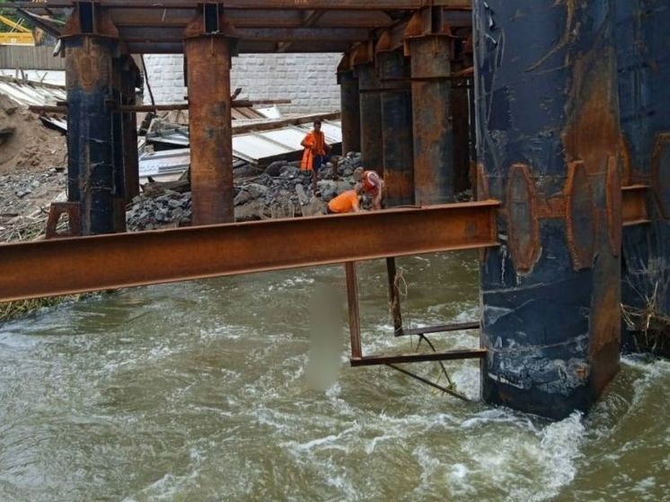 В Уфе женщину на сапборде унесло под технологический мост