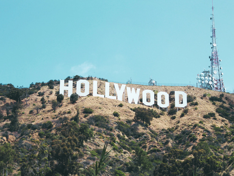 Знаменитости «фабрики грез» поддержали решение президента-демократа