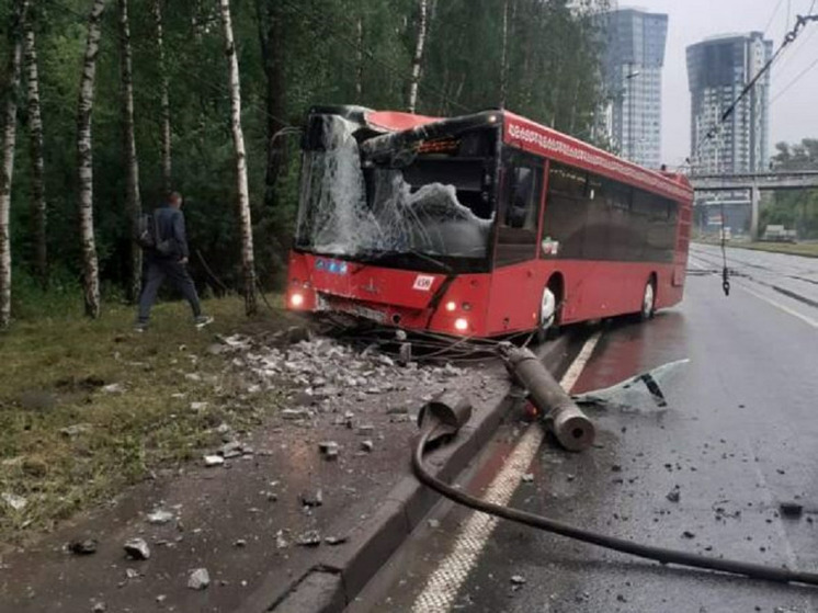 Автобус с пассажирами врезался в столб из-за ямы на дороге в Казани