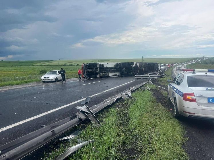 Кемеровская трасса оказалась частично перекрыта из-за опрокинувшегося грузовика