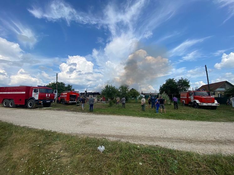 В Никольском районе загорелись два жилых дома