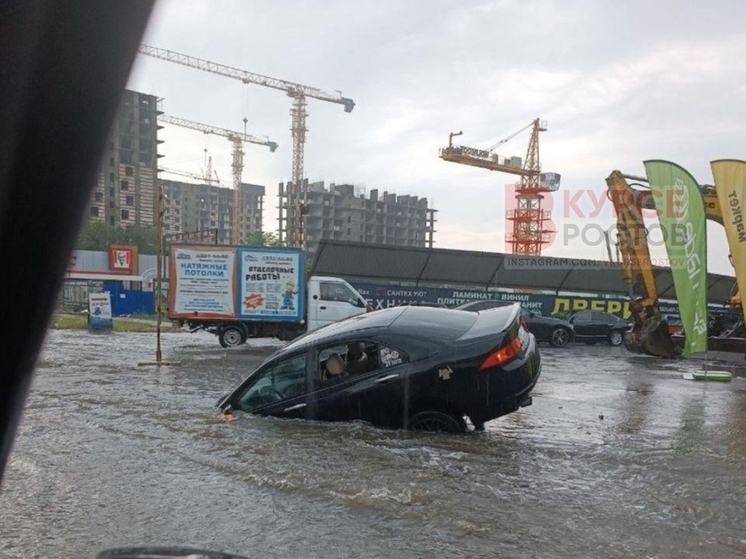 В Ростове легковушка провалилась в огромную яму