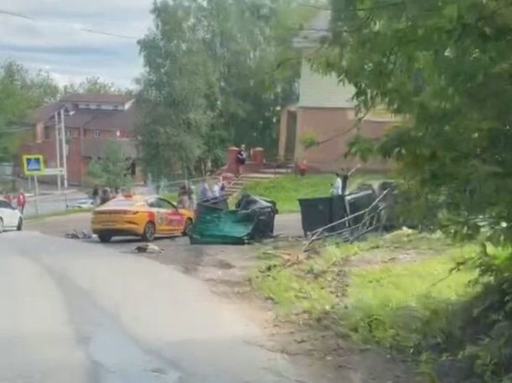 В подмосковной Яхроме таксист сбил у дороги человека