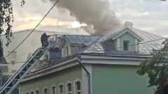 В центре Москвы горит кровля старого особняка: видео с места