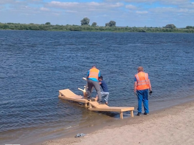 В Советске вандалы зашвырнули в речную воду лежаки