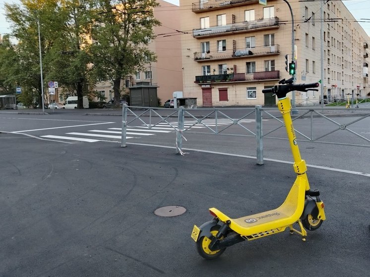 В Петербурге на перекрестке Ветеранов и Пионерстроя сбили школьника на самокате