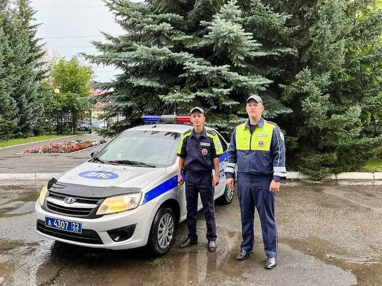 В Барнауле автоинспекторы спасли жизнь мужчине, едва не отрезавшему себе ногу бензопилой