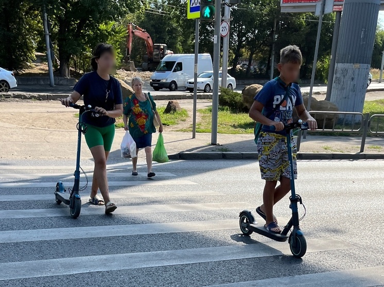 Саратовские врачи спасают упавшую с электросамоката девушку