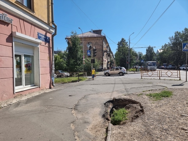 Яма в Петрозаводске, куда провалилась машина с деньгами, стала еще больше