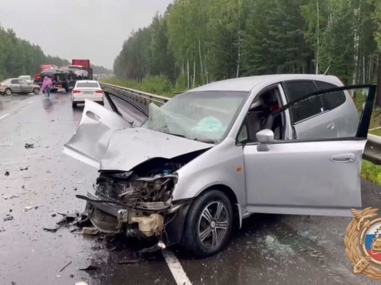 В Тайшетском районе в ДТП попали две легковушки и фура