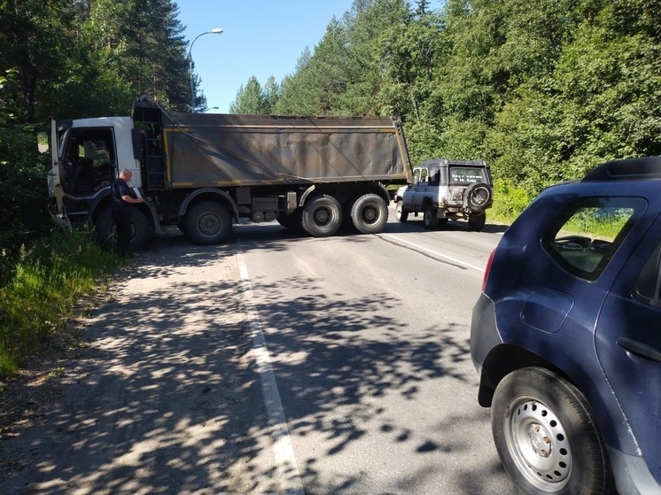 Грузовик протаранил легковой автомобиль в Петрозаводске