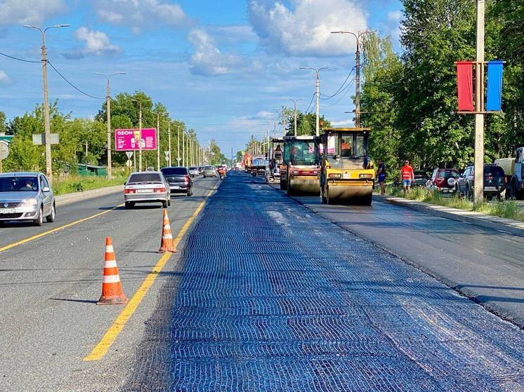 Верхний слой асфальта начали укладывать на Крестовском шоссе в Пскове