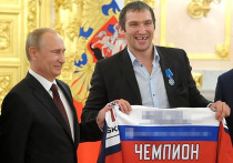 Нападающий клуба Национальной хоккейной лиги "Вашингтон Кэпиталз" Александр Овечкин рассказал о личном подарке, который сделал ему Владимир Путин