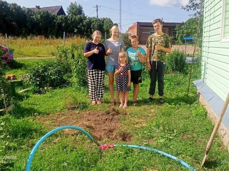 Фонд «Земляки» помог многодетной семье из Новосокольнического района пробурить скважину