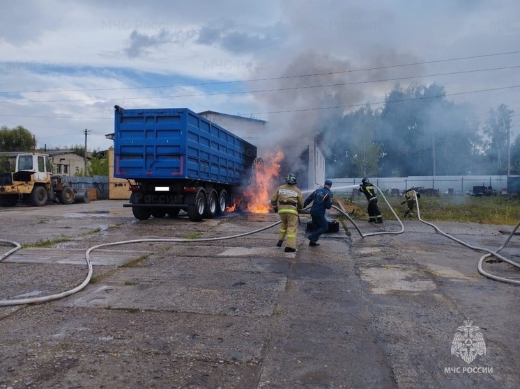 В Орле на переулке Силикатный загорелся грузовой автомобиль