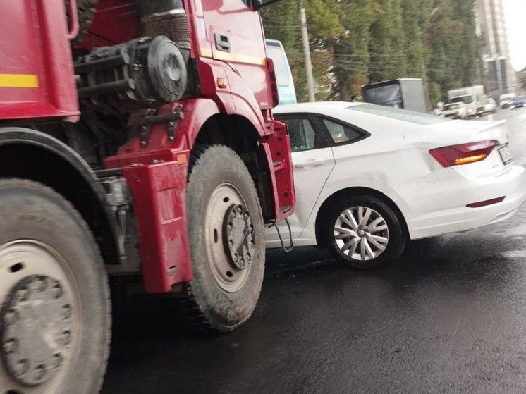 В Курске легковушка угодила под грузовик