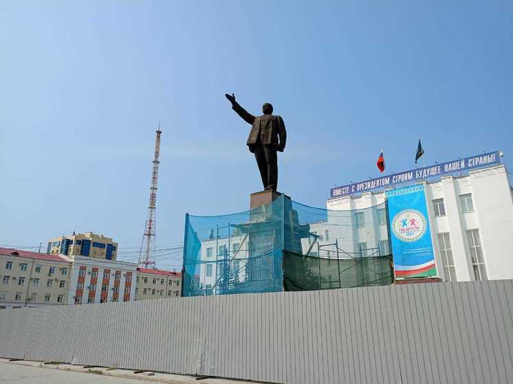 В Якутске вернули памятник Владимиру Ленину на постамент