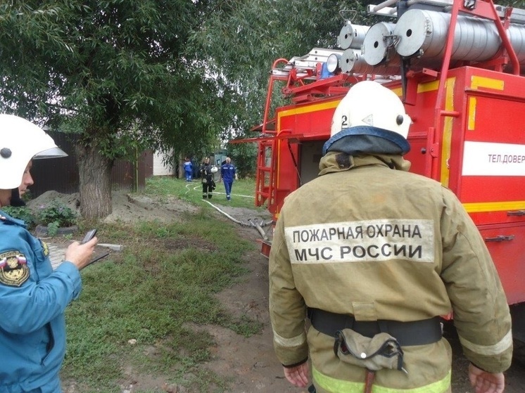 В Курске на улице Звездной загорелся гараж