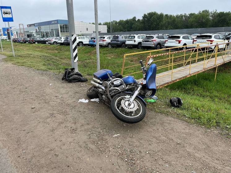 В Оренбурге мужчина на мотоцикле врезался в столб