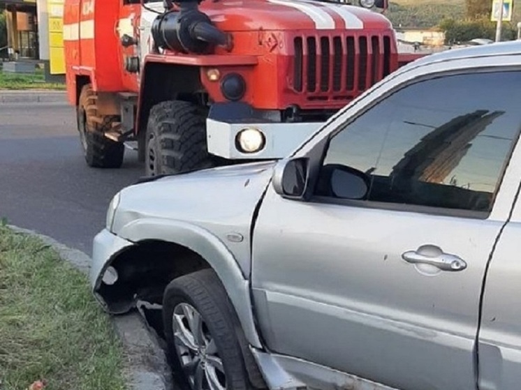 Человек пострадал при наезде автомобиля на бордюр в Мурманске