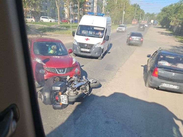 В тульском поселке Октябрьский столкнулись иномарка и мотоцикл