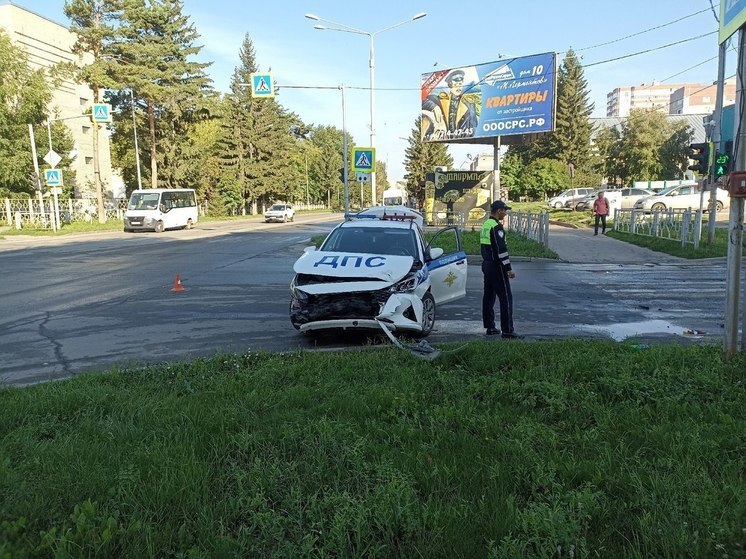 Недалеко от ГДК Бердска экипаж ДПС попал в аварию