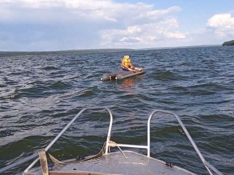 Пензенские спасатели оказали помощь рыбаку на Сурском водохранилице