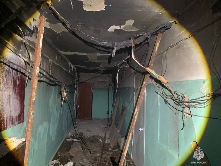 На пожаре в Котласе из жилой пятиэтажки огнеборцы спасли пять человек