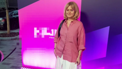 Анна Михалкова в розовой рубашке пришла посмотреть кино под открытым небом: видео