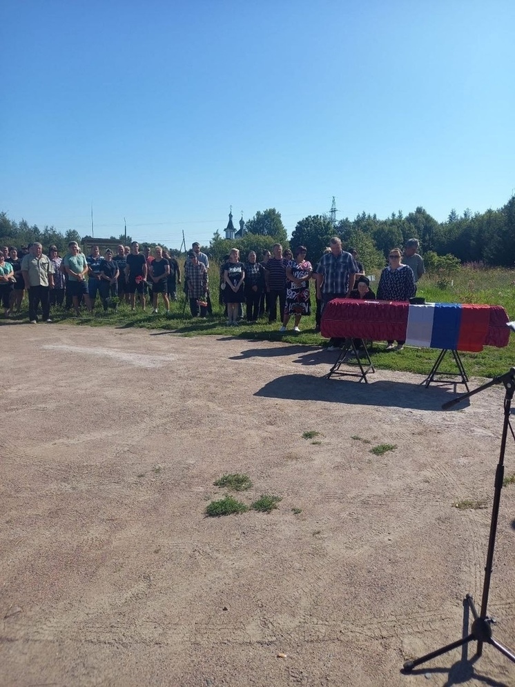 Жителя Карелии, погибшего на СВО, оплакали в Олонецком районе