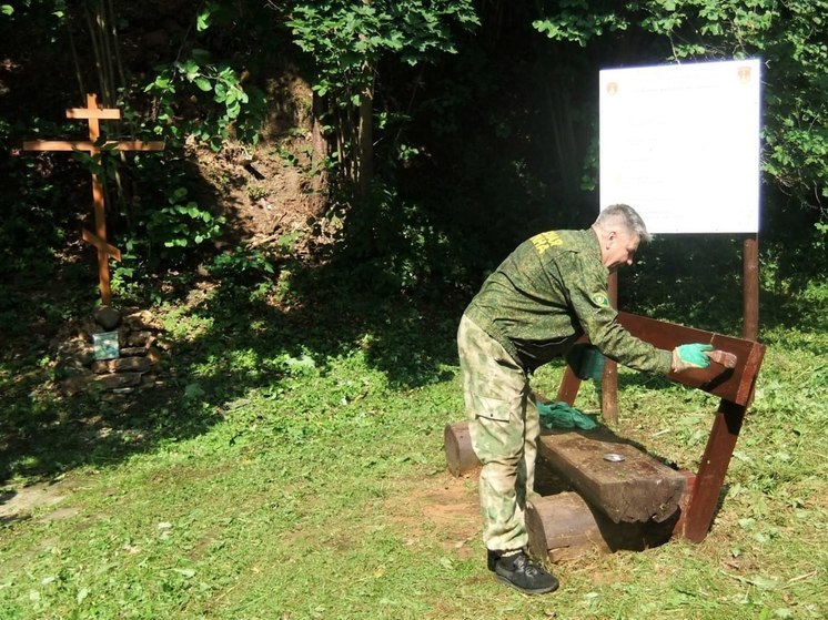 Привели в порядок территорию у родника недалеко от Алешково