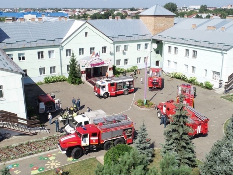 Пожарные Абакана показали свое мастерство воспитанникам дома-интерната