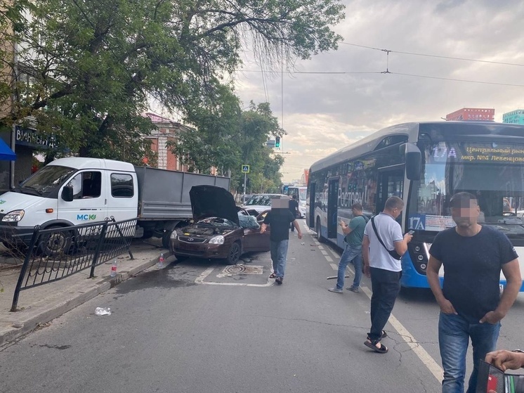 Двое пострадали в массовом ДТП в центре Ростова