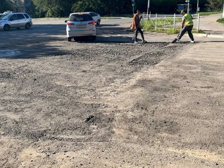 В районе улицы Рокоссовского в Хабаровске идет ямочный ремонт