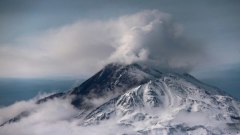 Камчатский вулкан Безымянный активно извергается