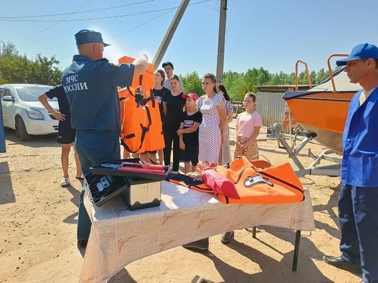 Спасатели напомнили юным астраханцам о правилах безопасности на водоемах