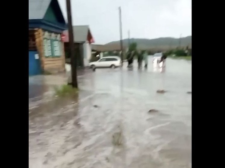 Кругом вода: в селе в Бурятии паводок пришел на придомовые территории