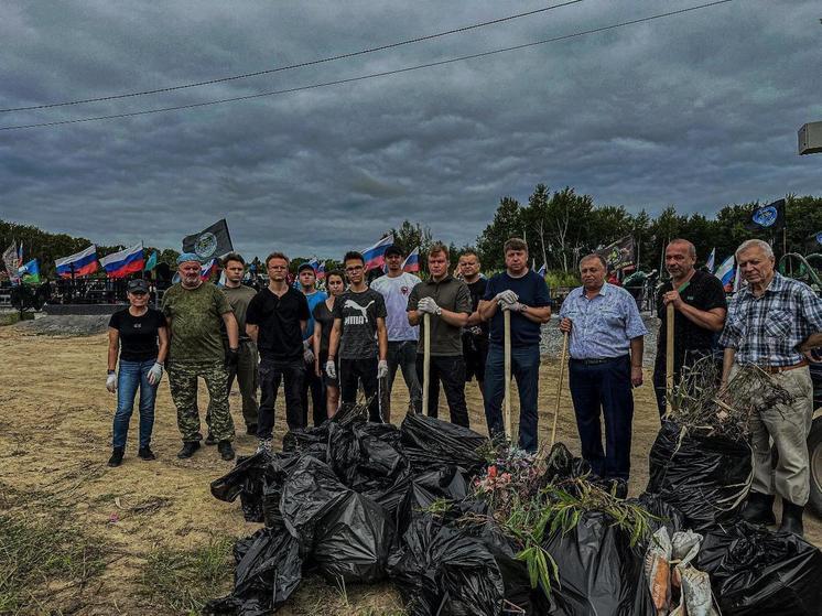 В Хабаровске захоронения участников СВО привели в порядок