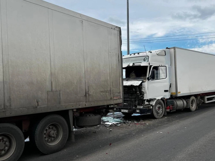 В Оренбурге на объездной столкнулись грузовики Volvo