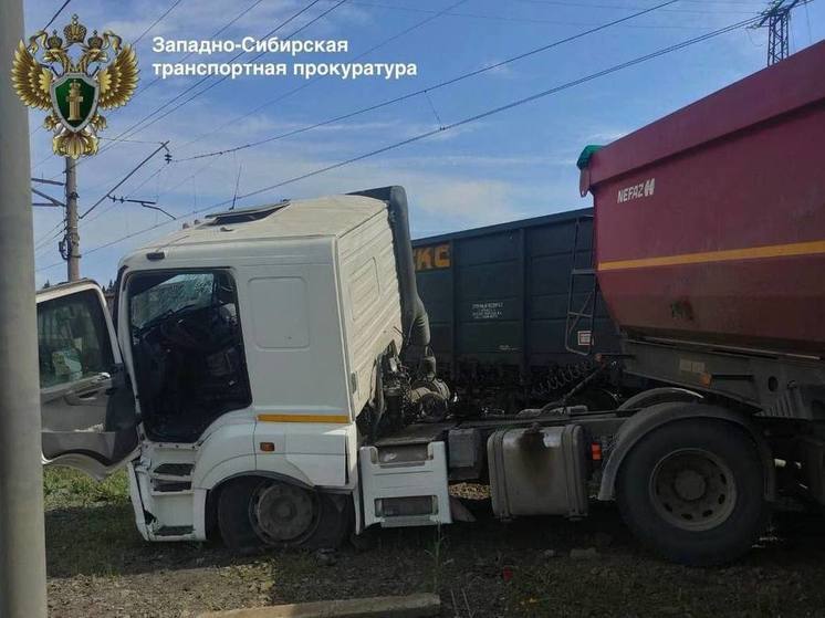 Самосвал столкнулся с грузовым поездом на железнодорожном переезде в Кузбассе