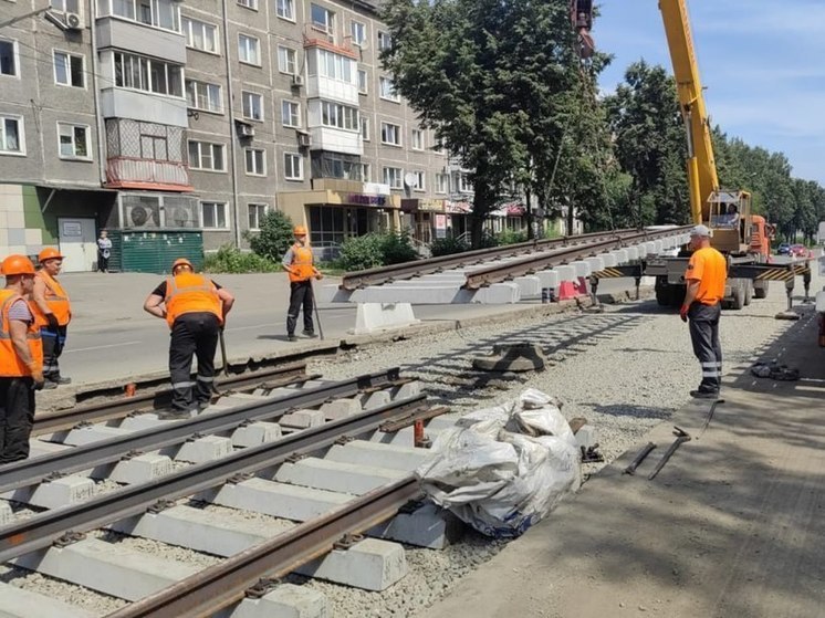 В Новокузнецке на Циолковского начали укладывать рельсо-шпальную решетку